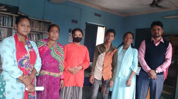 प्रभावित महिला तथा बालबालिकाको साथमा बास नेपाल