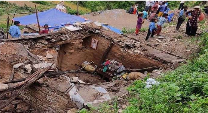 बैतडीमा घर भत्किँदा च्यापिएर  किशोरीको मृत्यु, २ घाइते