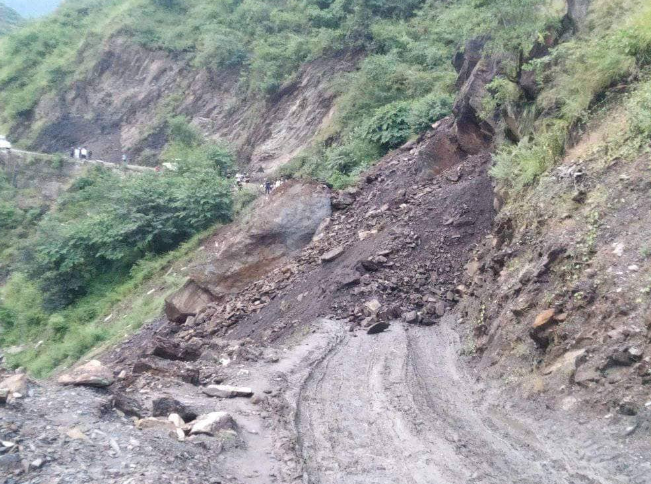 केआइसिंह र भीमदत्त राजमार्गको ठाउँठाउँमा पहिरो, रडुवामा सडक अवरुद्ध