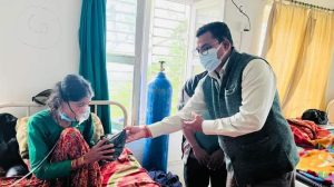निजामती कर्मचारीले  फलफूल वितरण गरे