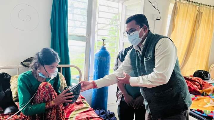 निजामती कर्मचारीले फलफूल वितरण गरे