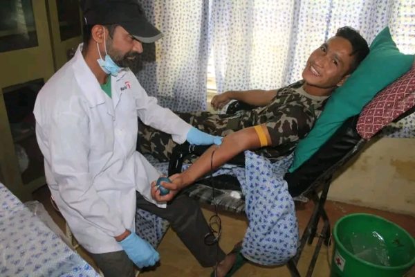 रगतको अभावमा छट्पटीएकी खड्कालाई भैरव गणका जवानले दिए रगत