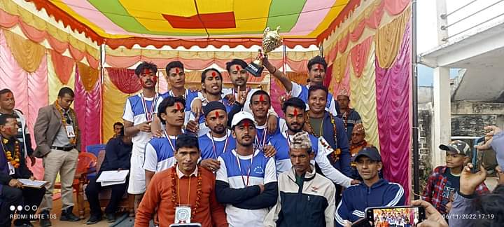 केआईसिंह अध्यक्ष कप वडा नं. ७ ले जित्याे