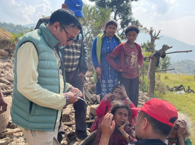 समाजसेवी जोशीद्वारा भूकम्प पीडितलाई आर्थिक सहयोग