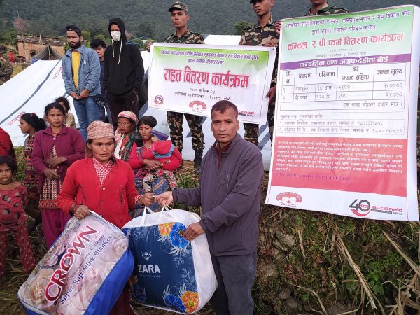 डोटीको गैरागाउँका भुकम्प पीडितहरुलाई राहात बितरण