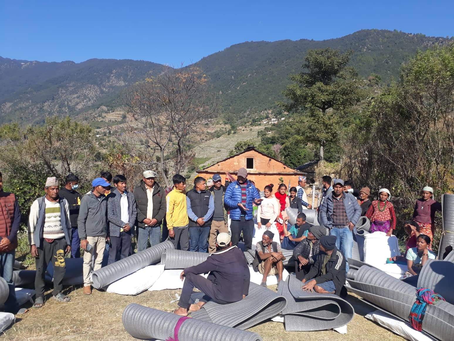 सामुदायीक बिकास केन्द्र द्धारा भूकम्प प्रभाबितलाई सहयोग
