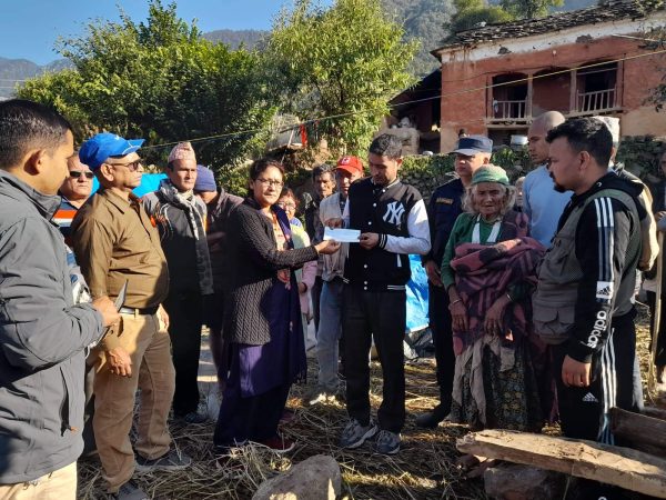 डोटीमा भूकम्प पीडीतलाई राहात बितरण