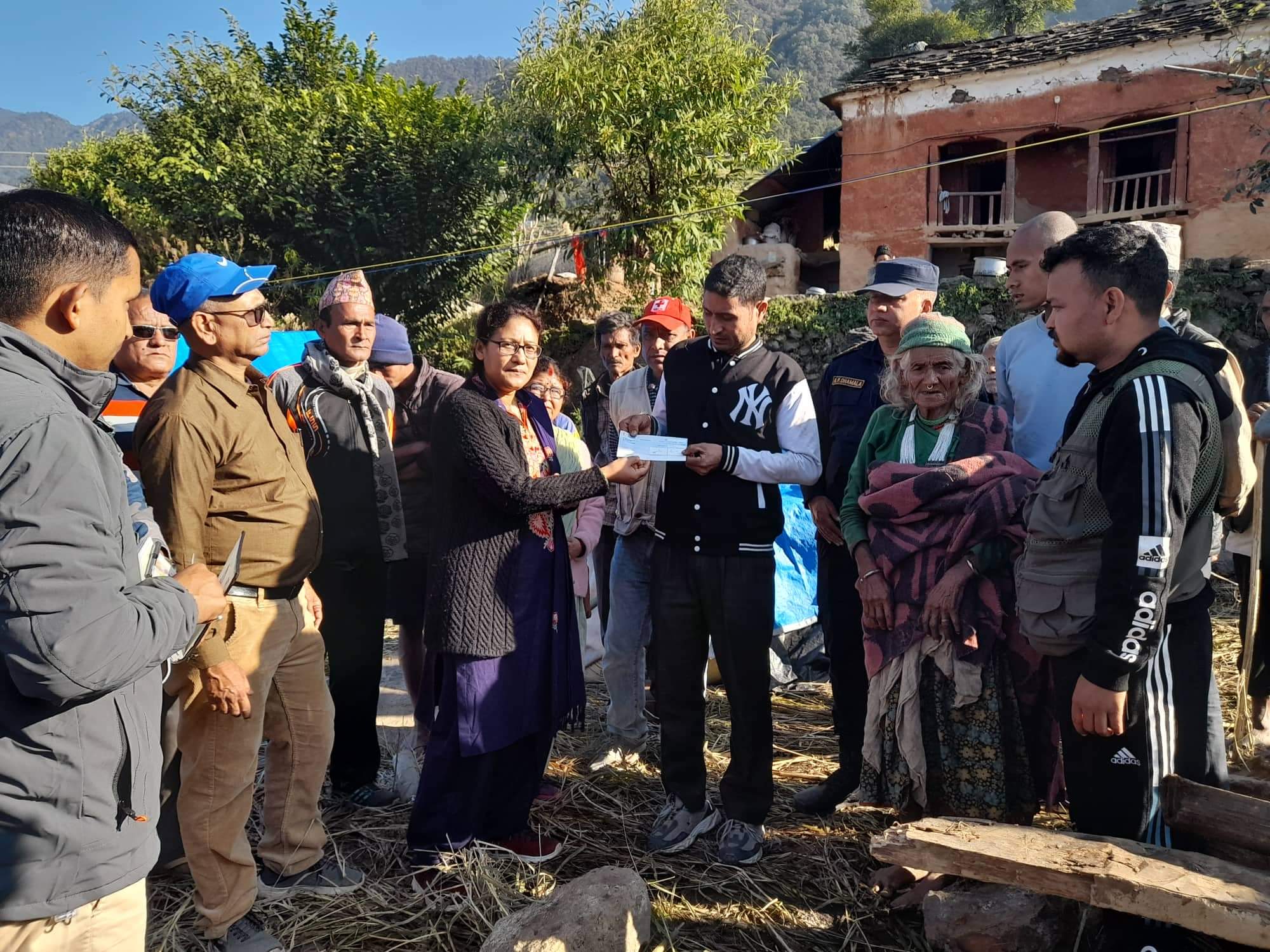 डोटीमा भूकम्प पीडीतलाई राहात बितरण