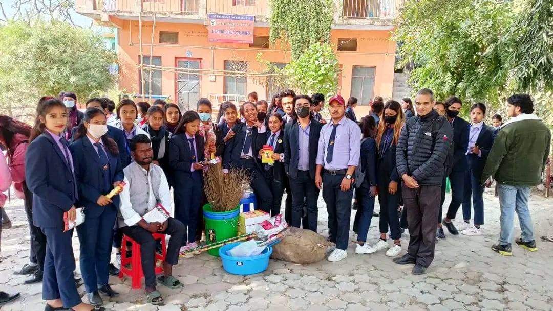 कैलाली बहुमुखी क्याम्पसका विद्यार्थीद्वारा सरसफाइ  सामाग्री हस्तान्त्रण