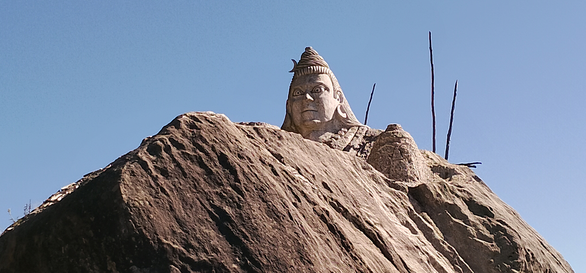 खप्तडको काखमा विशाल ढुंगाको मूर्ति