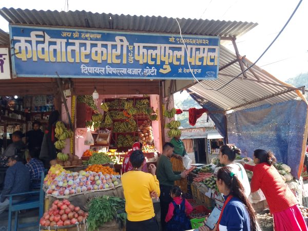 डोटीमा माघी का लागि तरुल तथा अन्य सामान किन्नेको भिड