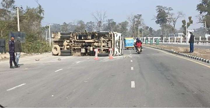 धनगढीको गेटा नजिकै ट्रक दुर्घटना