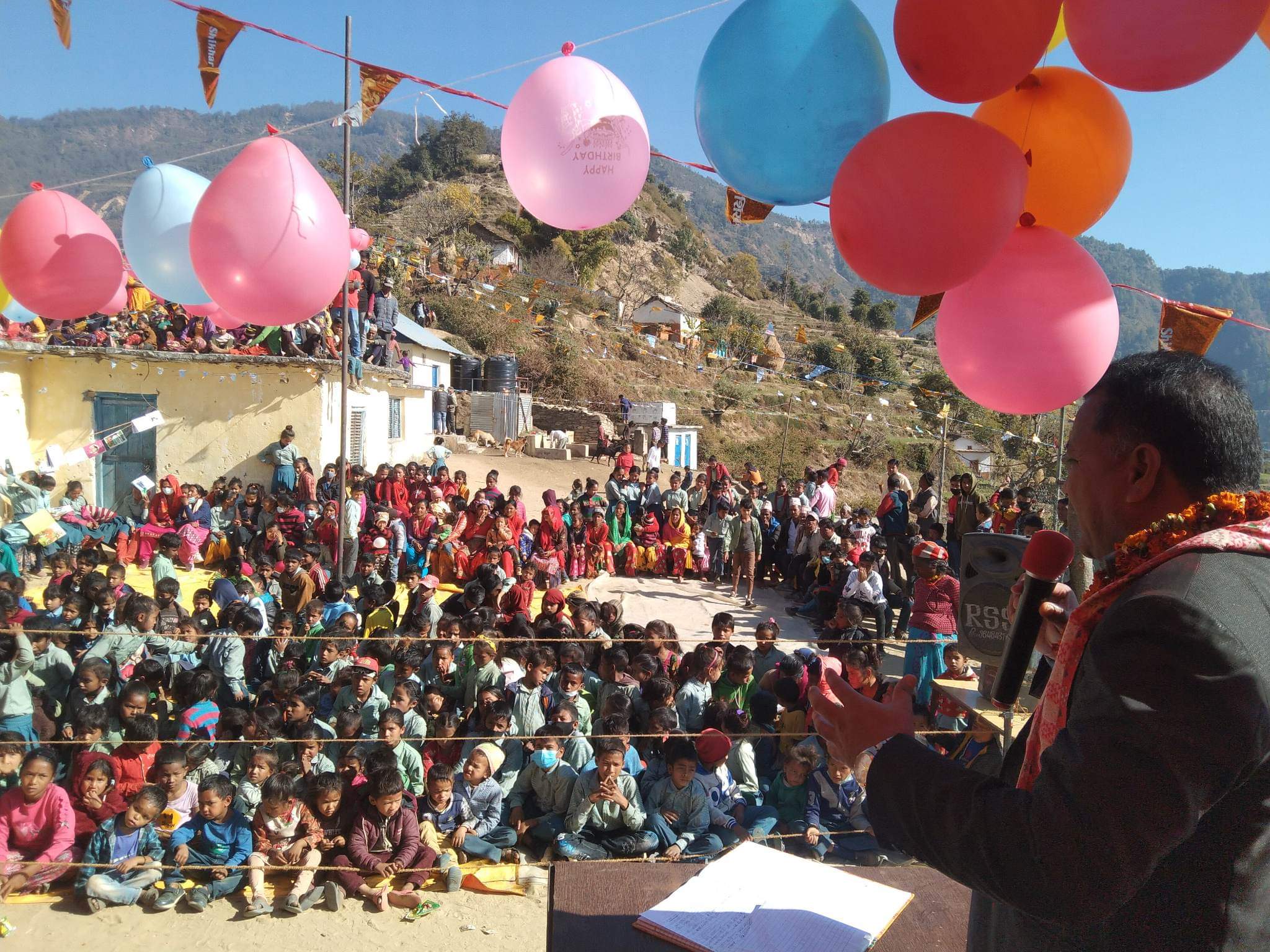 हामि सवैकाे सुन्दर परिकल्पनाकाे संसार बिध्यार्थी भाइबहिनीहरु हुन नगर प्रमुख खड्का ।