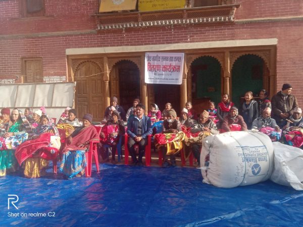 वडा नं. ६ मा ज्येष्ठ नागरिकलाइ कम्मल बितरण