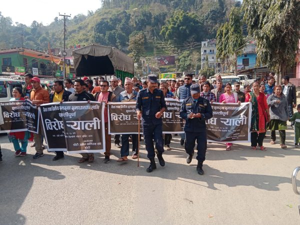 दिपायलमा बैंक र वित्तीय संस्थाले चर्को ब्याज असुलिगर्यो भन्दै विरोध र्याली प्रदर्शन