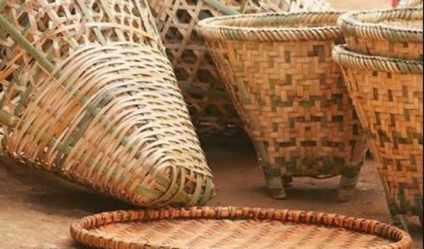 डोटीका शेरबहादुर डोको बुनेरै घरखर्च चलाउँदै