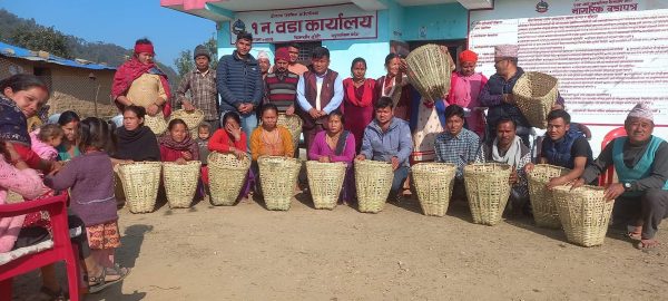 फोहोरमैला ब्यवस्थापनका लागि ब्यापारीहरुलाई डोको बितरण