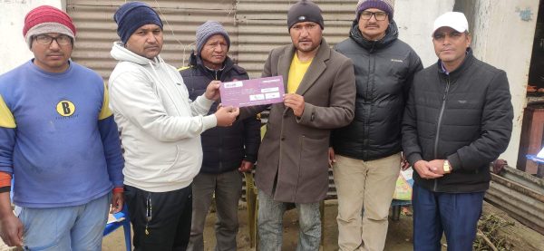 एशियन लाईफ डोटी शाखाद्धारा मृत्यु दावीको चेक हस्तान्त्रण