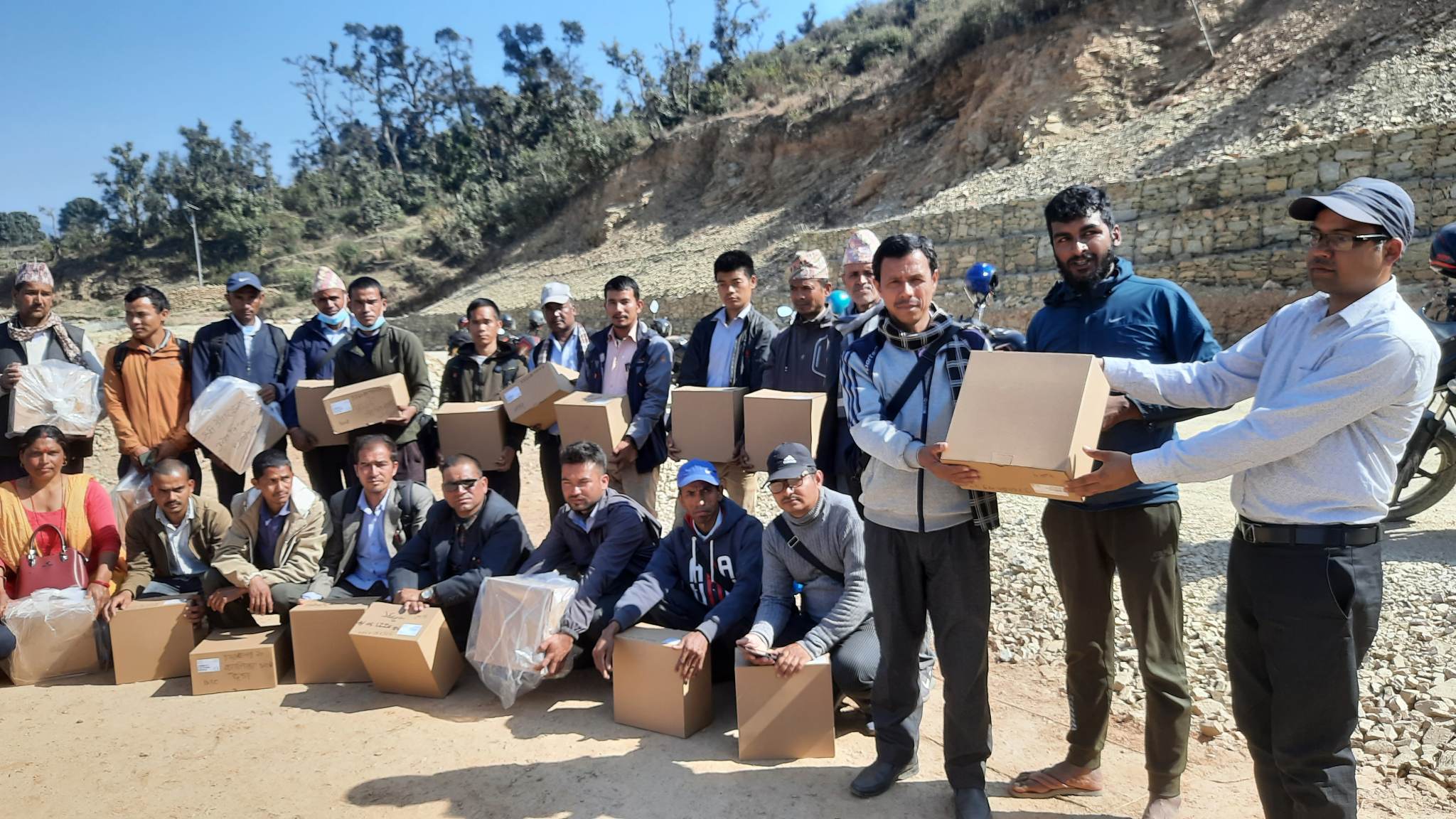 डोटीका ३२ बिद्यालयलाई वाईफाई डिभाईस