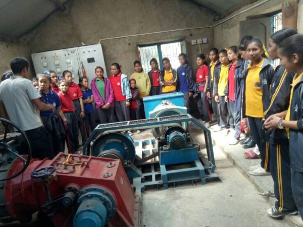 विद्यार्थीद्वारा लघुजलविद्युत आयोजनाको अवलोकन