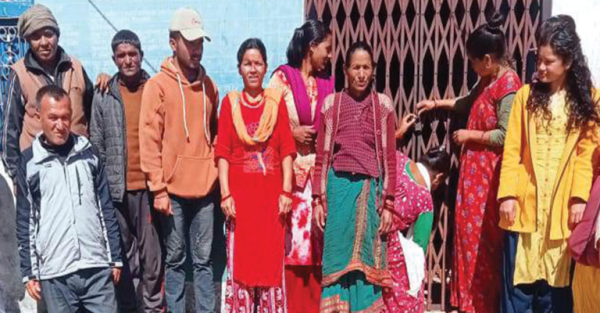 बाजुराको एक वडा कार्यालयमा जागिर बाट हटाइयपछी तालाबन्दि