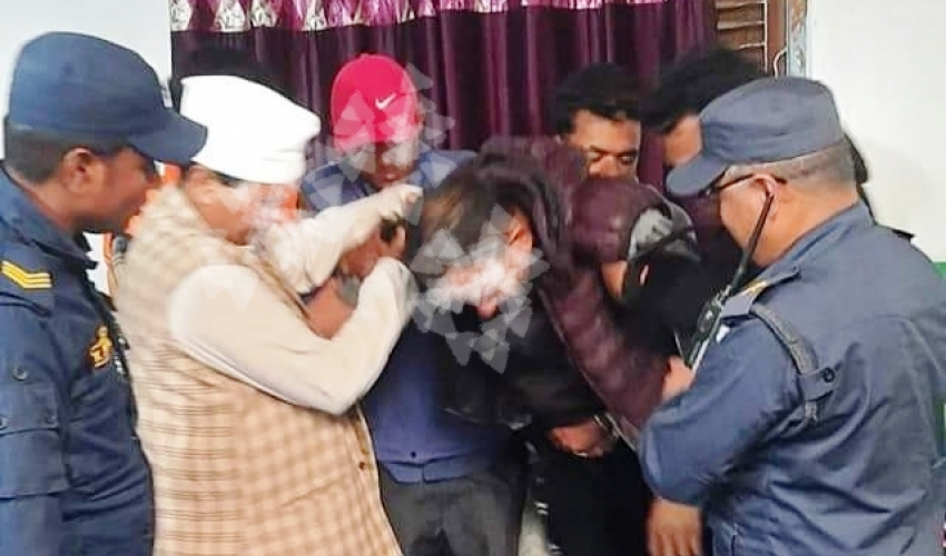 डोटीमा प्रहरीले बचायो एक पुरुषलाई