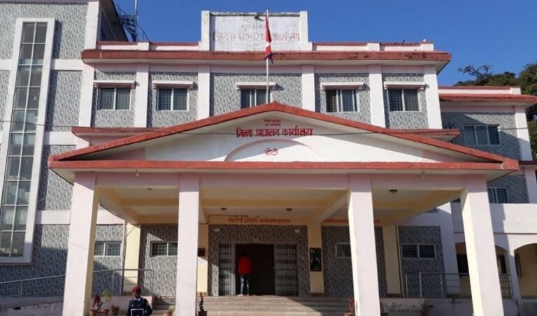 जिल्ला प्रशासन डाेटीमा सेवाग्राहीलाई सास्ति