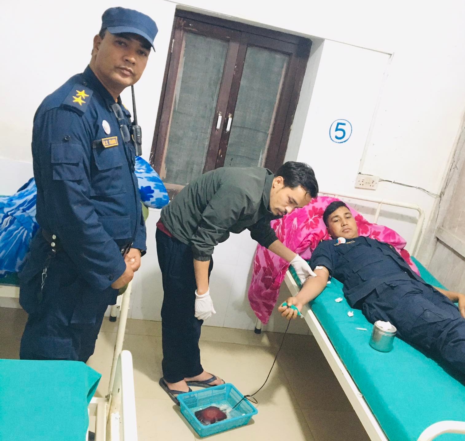 प्रहरीको रगतले बचायो बिरामीको ज्यान, बर्दीमै गरे रक्तदान
