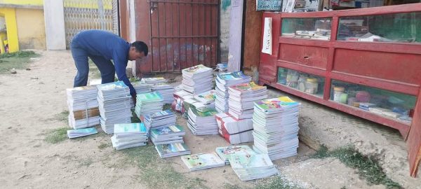 सुदूरका पहाडी जिल्लामा शैक्षिक सत्र सुरु नहुदै पुगे पाठ्यपुस्तक