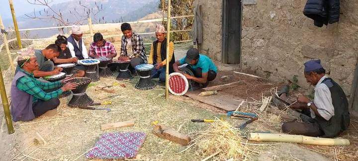 डोटीमा बास र निगालोबाट विभिन्न सामाग्री बनाईदै