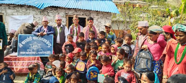 समासेवी बोहरा र भुलले गरे शैक्षिक सामाग्री हस्तान्तरण