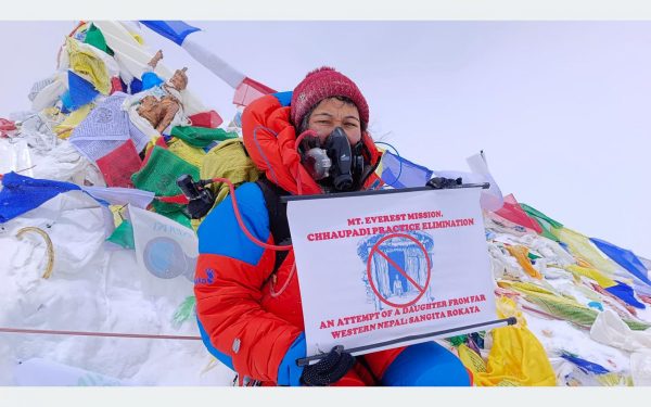 ‘छाउपडी प्रथा अन्त्य’को सन्देशसहित सगरमाथाको चुचुरोमा बझाङकी सङ्गीता