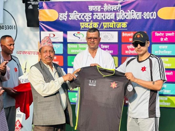 म्याराथन प्रतियोगिताका खेलाडीहरुलाई टिसर्ट, क्याप हस्तान्तरण तथा लोगो अनावरण