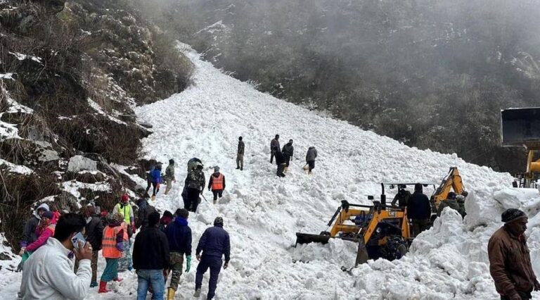 हिम पहिरोमा पारेर तीन जनाको मृत्यु