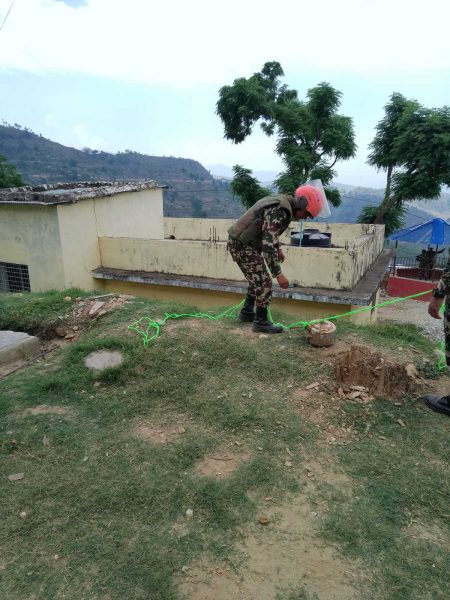 डोटीमा प्रेसर कुकर बम भेटियो नेपाली सेना द्धारा डिस्पोजल