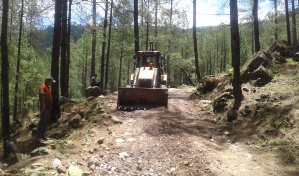 चुरेमा कृषि सडकको बेहाल, गाउँपालिकाको बेवास्तापछि स्थानीयबाटै मर्मत