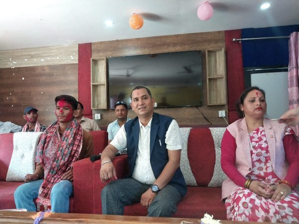 एसईईमा जिल्लाकै प्रथम सिताराम माविका कठायतलाई नगरपालिकाले पढाइखर्च एक लाख एक हजार दिने