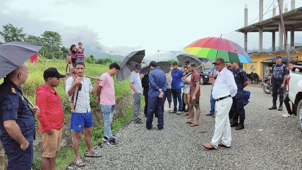 एयरपोर्ट–तिखा सडकमा गुणस्तरहीन कालोपत्रे भएको आरोप (भिडियो सहित)