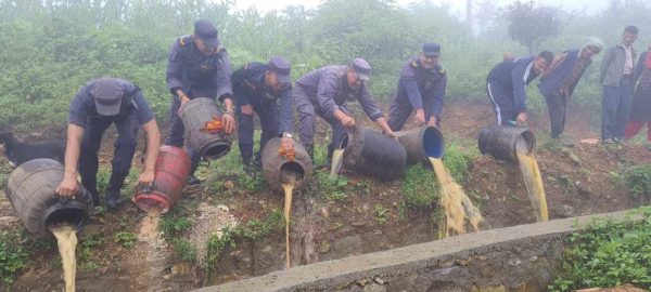 डोटीमा १ सय ५५ लिटर अबैध घरेलु मदिरा नष्ट