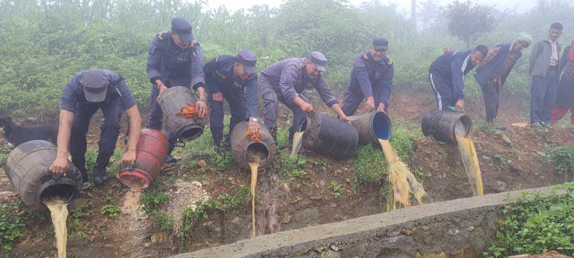 डोटीमा १ सय ५५ लिटर अबैध घरेलु मदिरा नष्ट