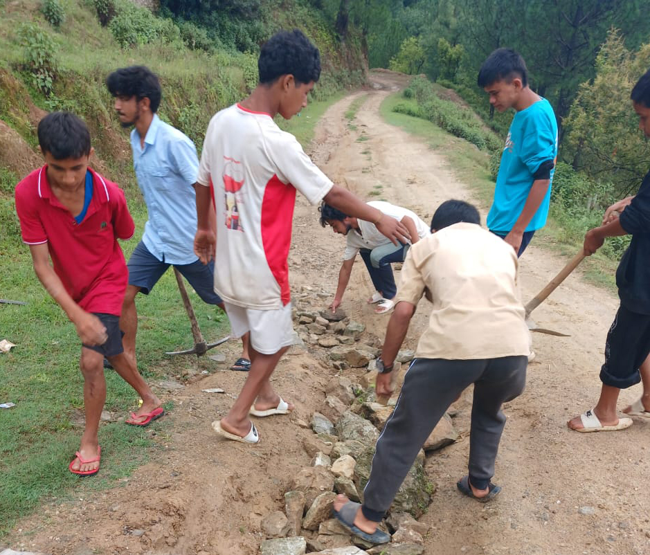 तिखात्तरका युवाहरूले सुधारे चिल्कीमोडदेखि  लेकगडा सडक खण्ड