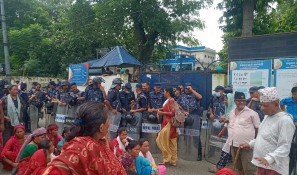 धनगढीमा महिला मृत्यु प्रकरण: आफन्तबाट जिल्ला प्रहरी कार्यालय घेराउ