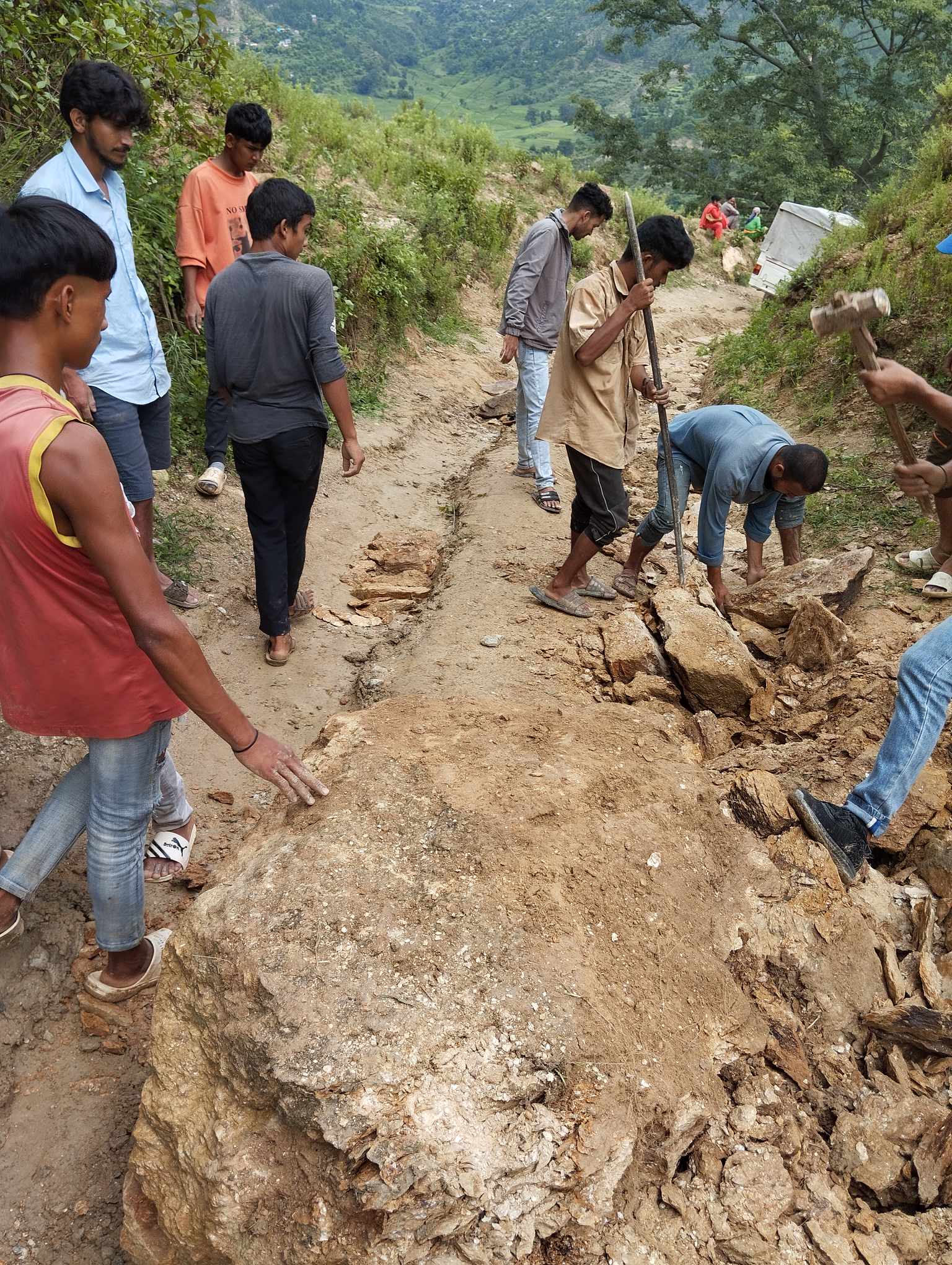 श्रमदानमा जुटे तिखात्तरका युवाहरू