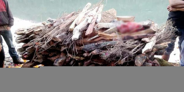 जलाउदै गरेको शव चिताबाटै प्रहरीको नियन्त्रणमा, श्रीमान,ससुरा र देवर फरार