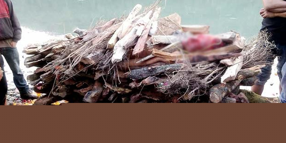 जलाउदै गरेको शव चिताबाटै प्रहरीको नियन्त्रणमा, श्रीमान,ससुरा र देवर फरार