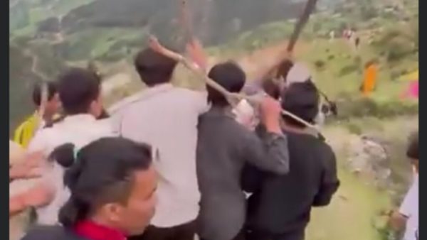 बाजुरामा दुई युवकलाई लखेटि लखेटि सामूहिक कुटपिट