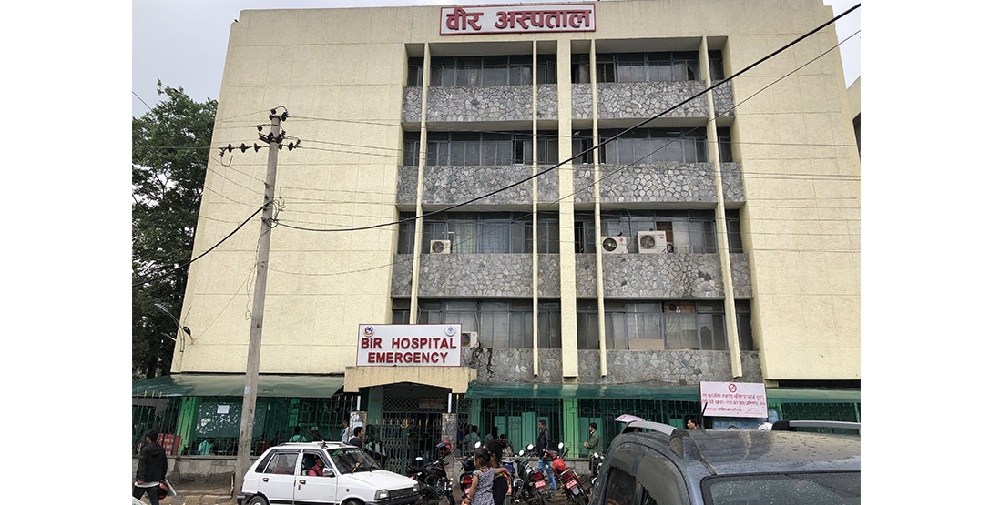 वीर अस्पतालको छैटौं तलाबाट हाम फालेर एक पुरुषको मृत्यु