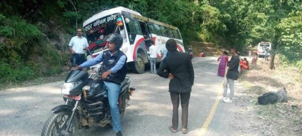 धनगढीबाट डडेलधुरा आउँदै गरेको बस गोदावरीमा दुर्घटना