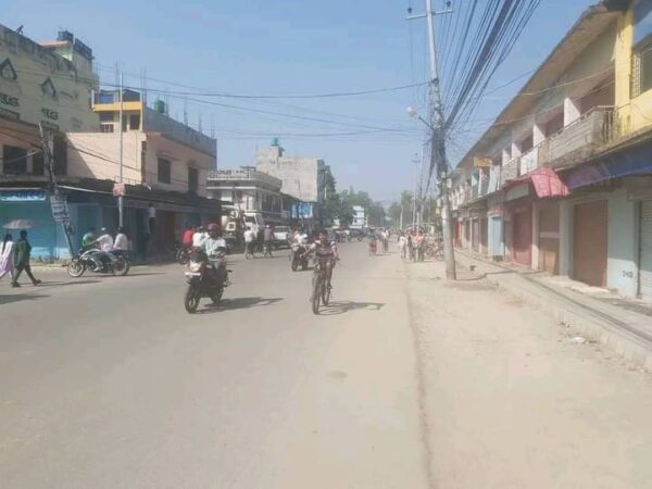 कञ्चनपुर प्रहरीले गोदाममा छापा हान्न थालेपछि व्यापारीले गरे महेन्द्रनगर बजार बन्द