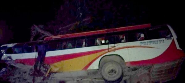 पोखराबाट पश्चिमतर्फ जाँदै गरेको बस बिहानै दाङमा दुर्घटना, १४ यात्रु घाईते